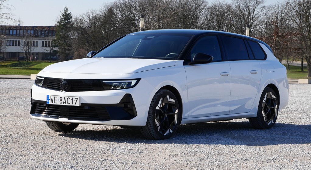 Opel Astra Sports Tourer GSe plug-in hybrid 225 KM