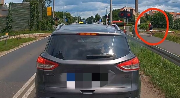 Pieszy nie zamierzał zaczekać. Nagrał go kierowca i dostał 2000 zł mandatu