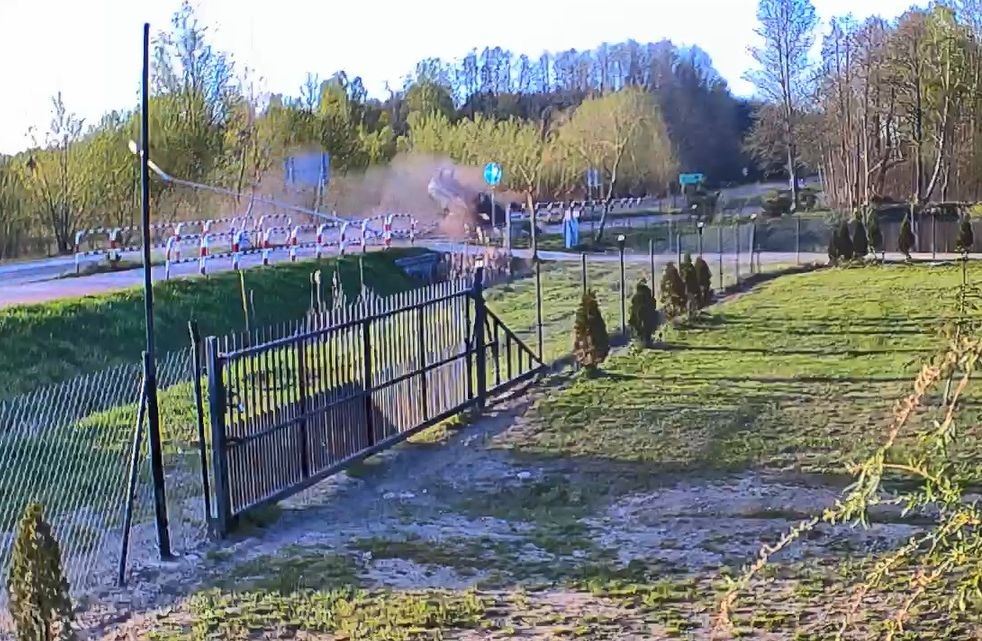 „Przeleciał” przez ścieżkę rowerową i dachował. Finał jazdy 61-latka z 2 promilami