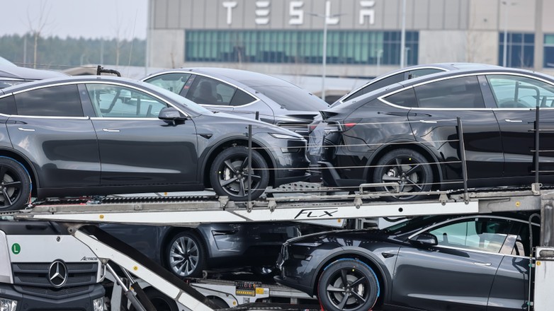 epa11996840 - GERMANY TESLA PROTEST (People attend the 'Tesla Takedown' action day in front of Tesla's Gigafactory in Gruenheide)