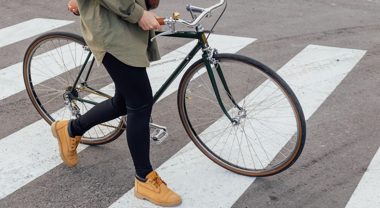 Przejeżdżasz rowerem przez pasy? Mandat może być najmniejszym problemem