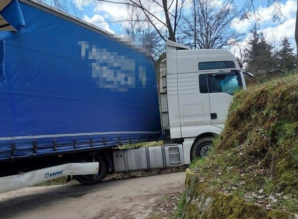Kierowca ciężarówki ślepo zaufał nawigacji – uszkodził budynki i zablokował drogę