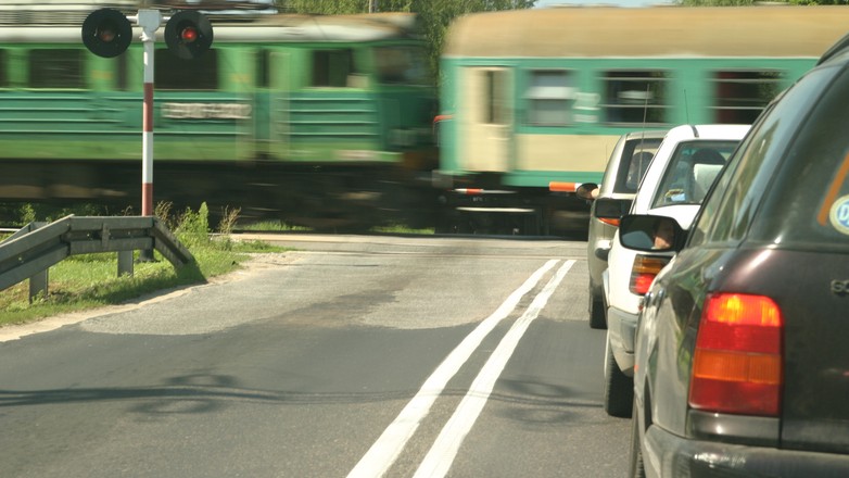 Przejazd kolejowy. Pociąg waży setki ton. Samochód nie ma z nim szans