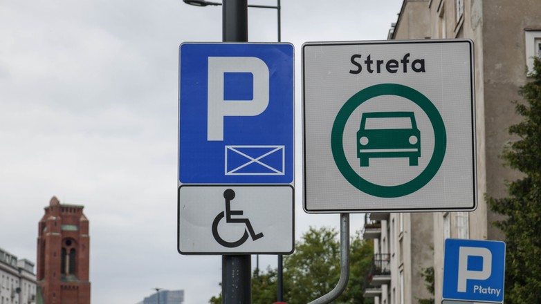 Znak drogowy informujący o strefie czystego transportu na pl. Narutowicza w Warszawie