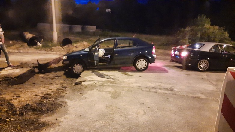 Samochód uszkodzony po wpadnięciu do wyrwy w jezdni