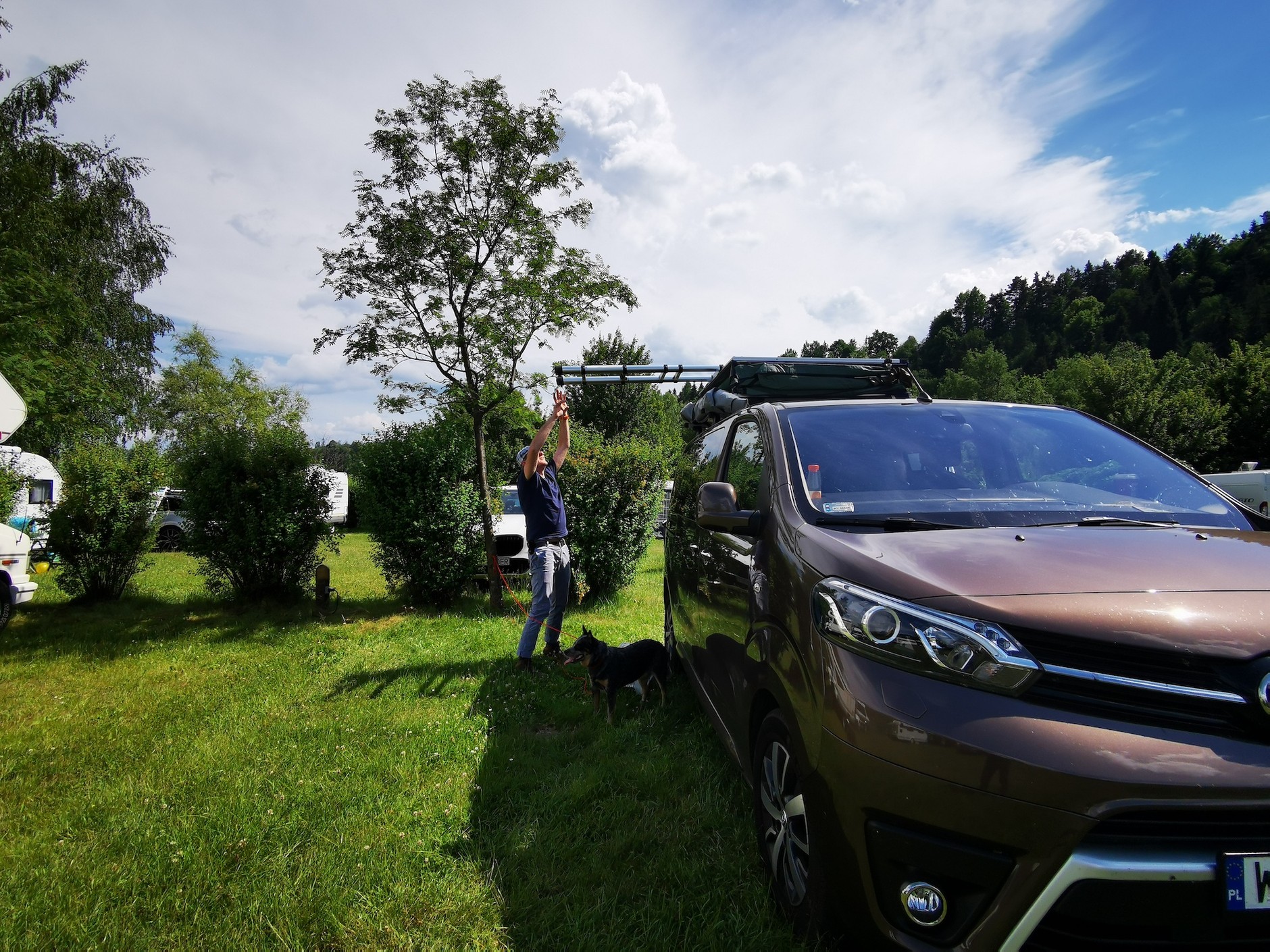 Rozkładanie namiotu dachowego