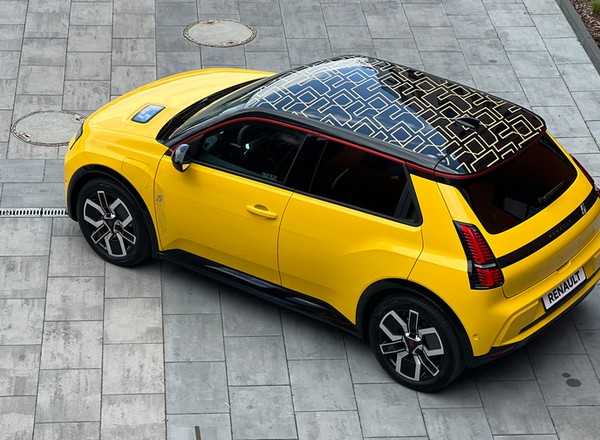 Renault 5 E-Tech już jest. Ma atrakcyjną cenę, fantastyczny wygląd i (za bardzo) nie nadaje się w trasę