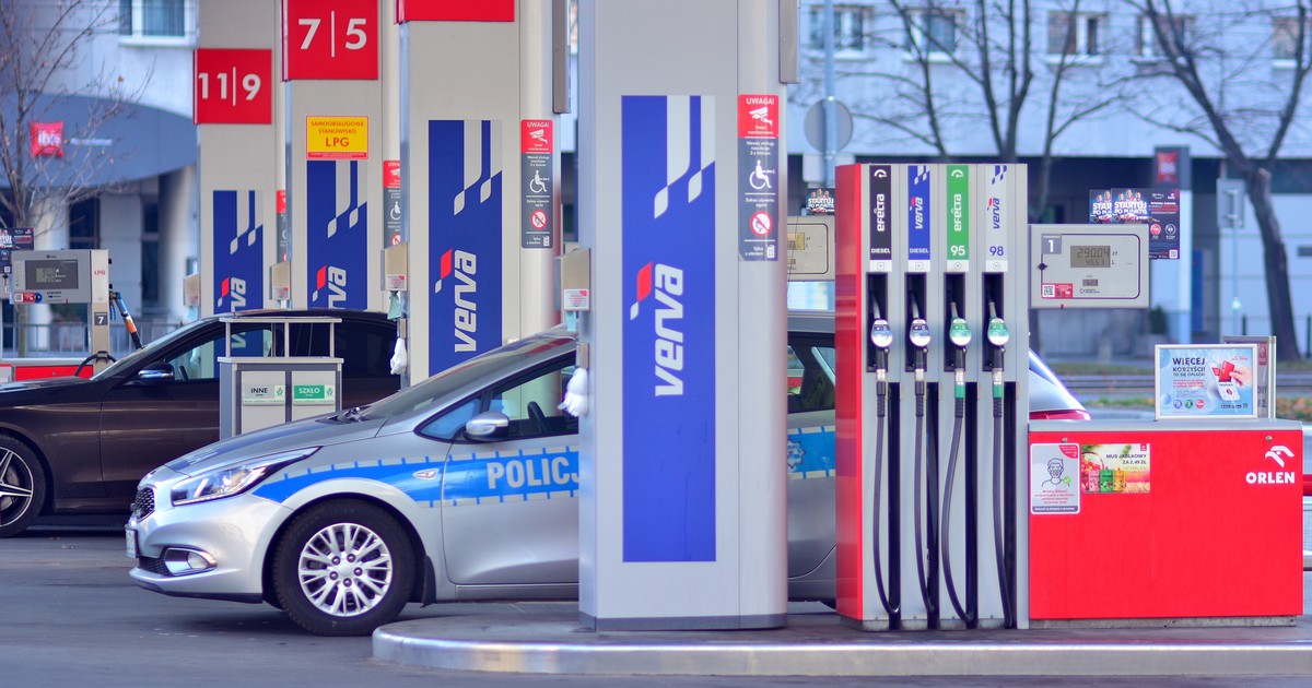 Tankowanie samochodu. Spadają ceny paliw w Polsce