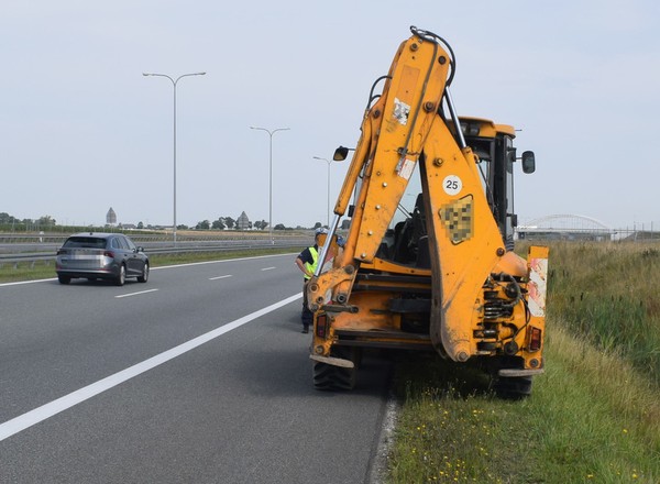 Żółtą koparką po autostradzie. Kierowca został ukarany