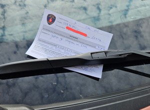 Mandat za nieopłacony parking przed sklepem. Tak można się od niego odwołać