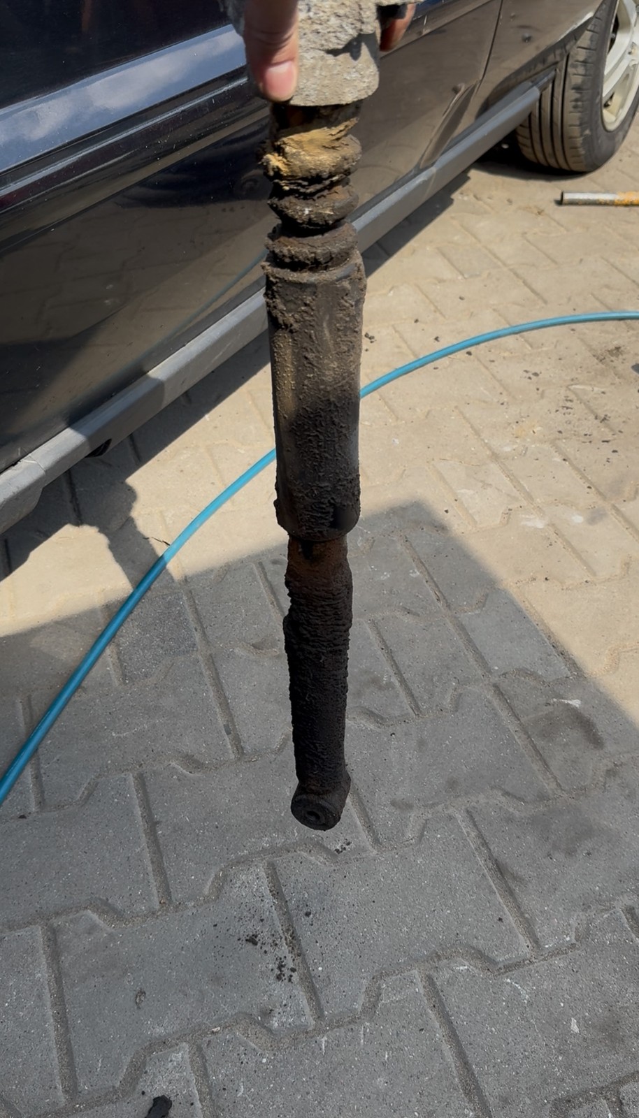 Samochód starszy, ale mało używany to m.in. ryzyko zużytych amortyzatorów. Choć przebieg będzie niewielki, to były niesprawne - miały 20 lat i pamiętały jeszcze fabrykę