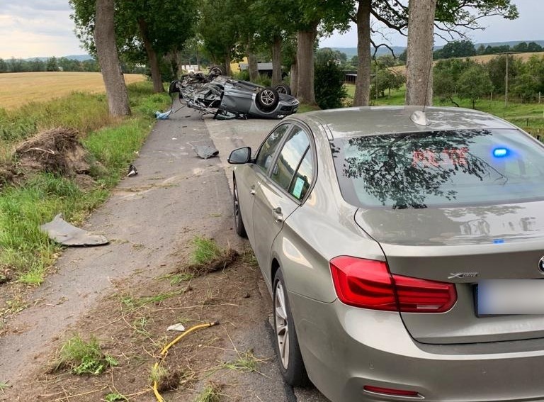 Policyjny pościg. Audi rozbite o drzewo