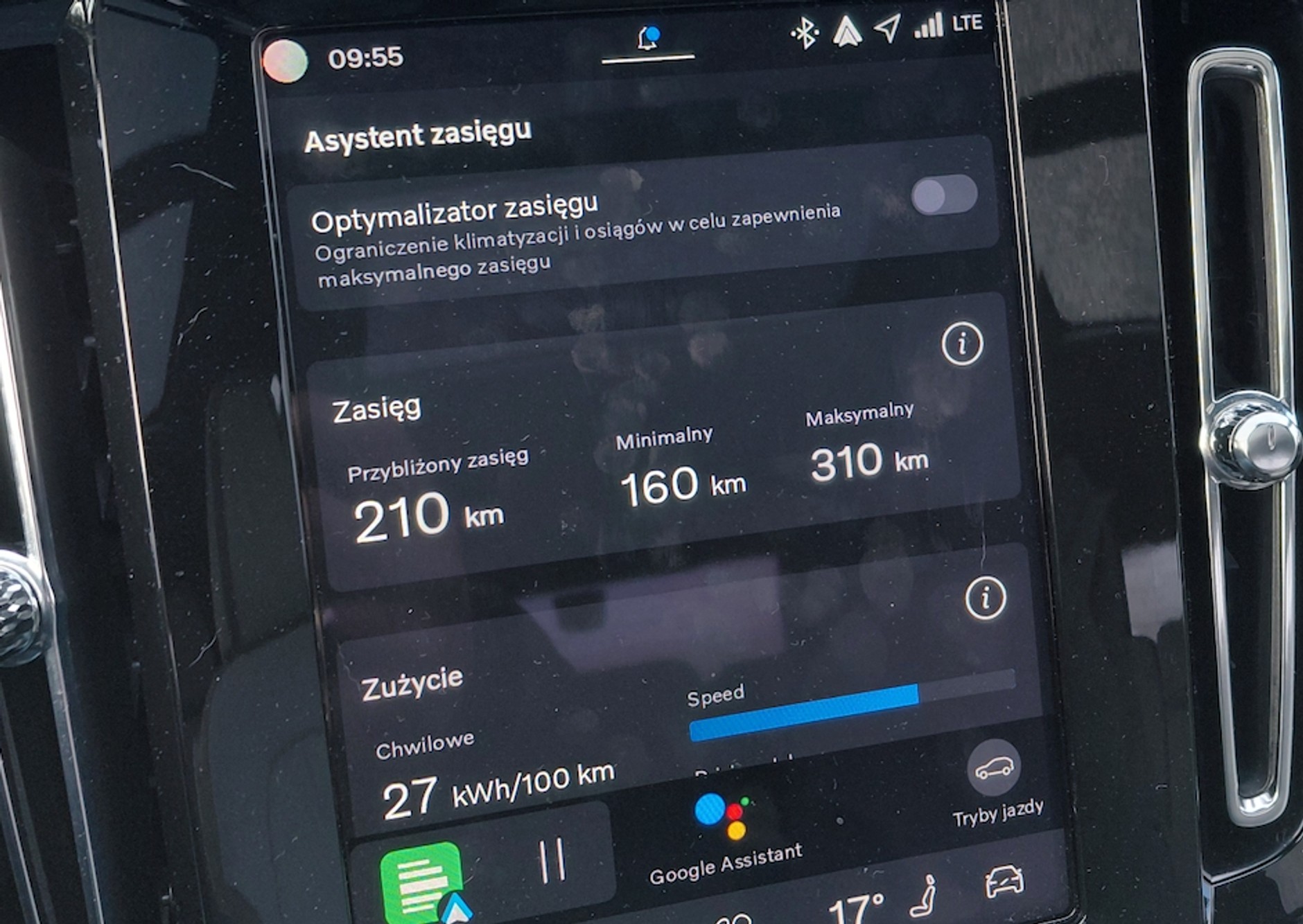Komputer pokładowy, po wejściu w odpowiednie menu, pokazuje zasięg w trzech wariantach – ten maksymalny jest niezwykle trudny do uzyskania. Zużycie energii przez pierwsze kilometry jazdy zimnym autem jest bardzo wysokie.