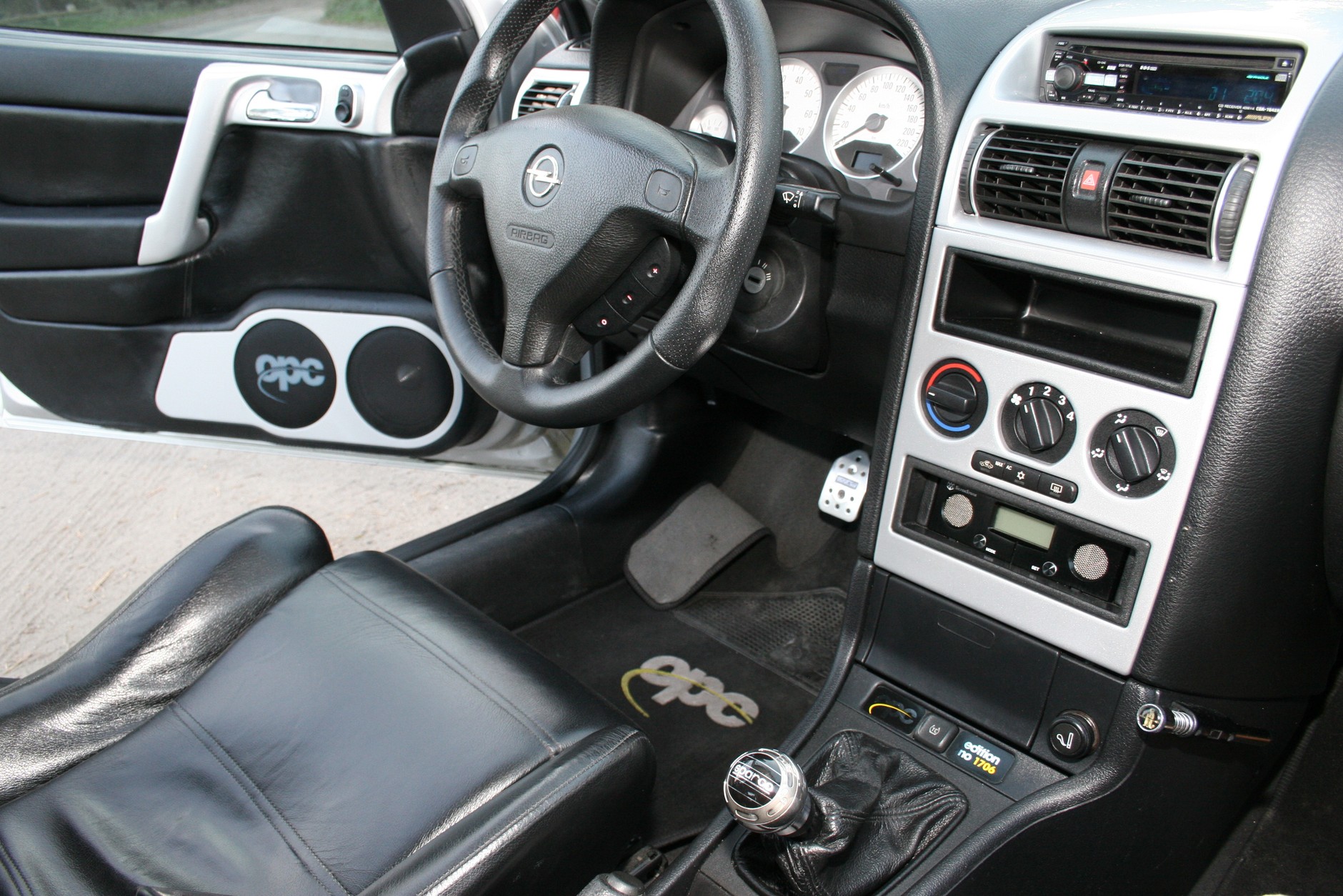 Opel Astra II. Przebudowane wnętrze w wersji OPC