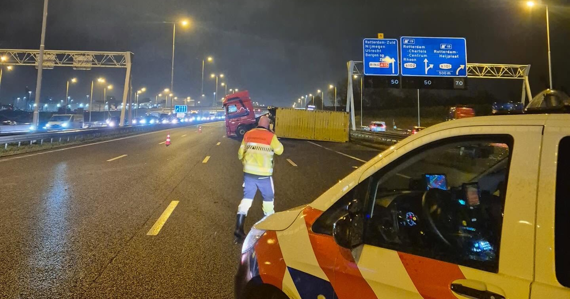 Uszkodzona ciężarówka na autostradzie A15 pod Rotterdamem