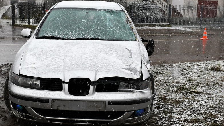 Kolizja Seata z dwoma jeźdźcami na koniach