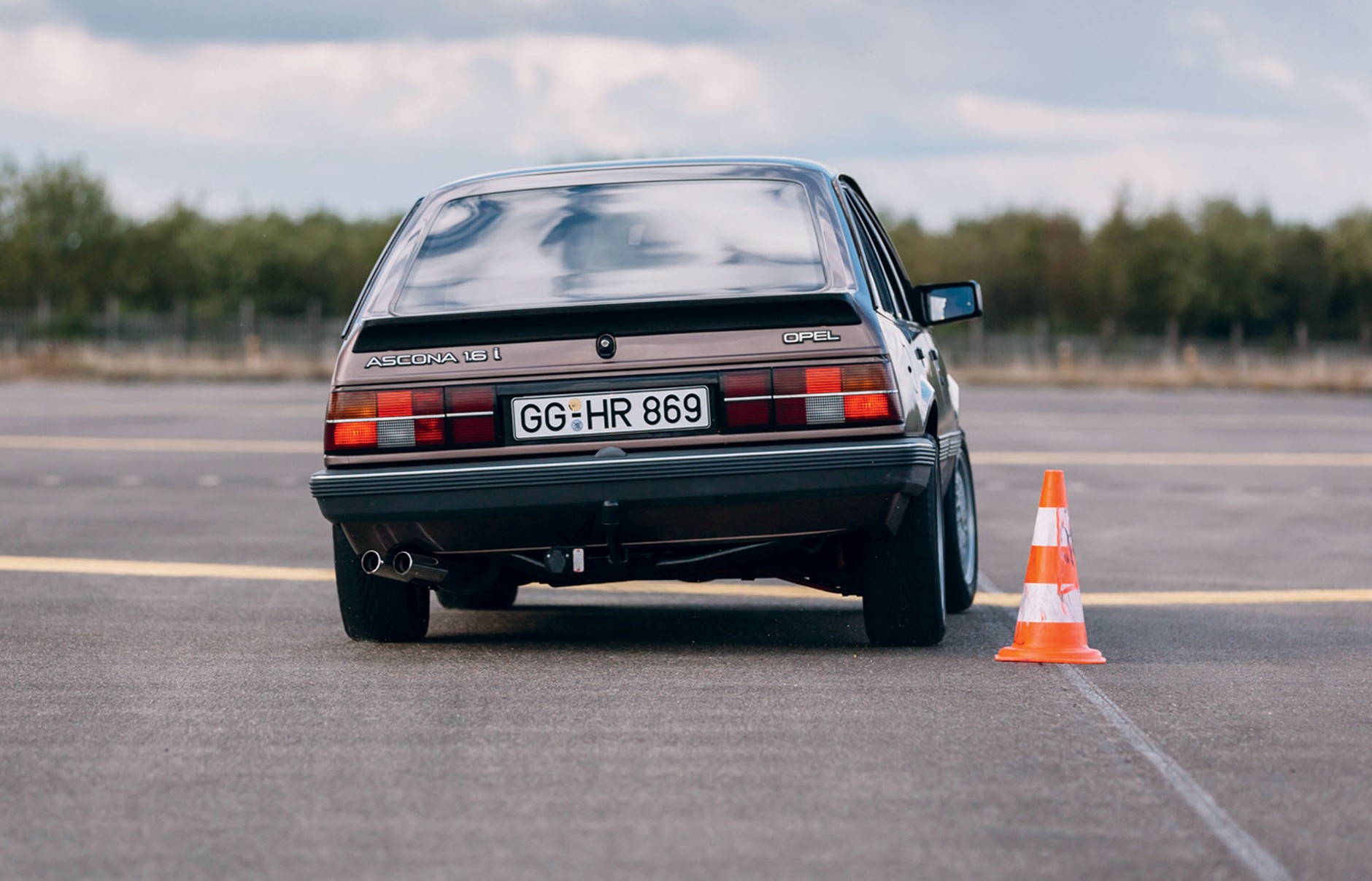 Opel Ascona 1.6i - wyzywająco pochylona