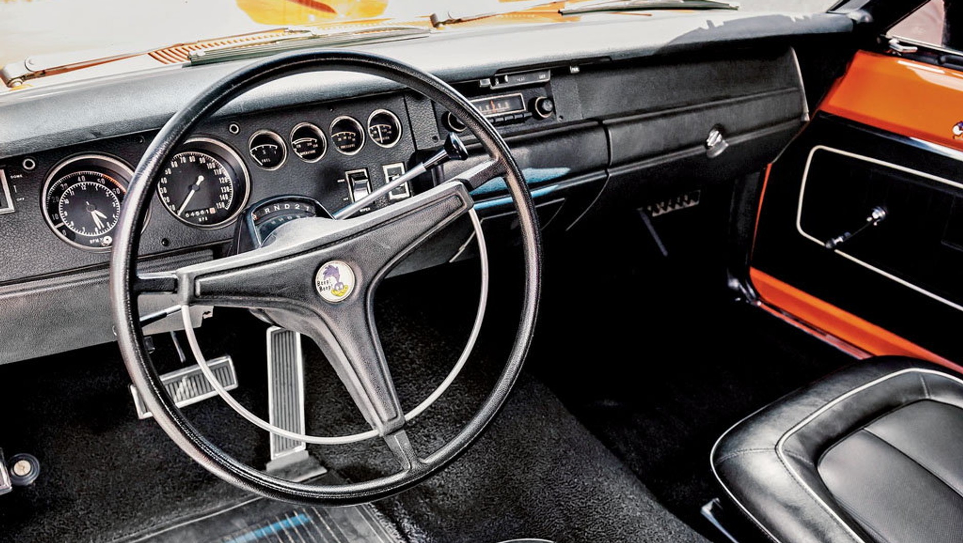 Kokpit wersji Superbird nie różni się niczym szczególnym od zwykłych odmian Road Runnera. Tak bogato wyposażone auta (z radiem, obrotomierzem, klimatyzacją i elektrycznie sterowanymi szybami) zdarzają się jednak rzadko.