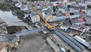 W Głuchołazach stanęły wielkie pomosty. Zastąpią most porwany podczas powodzi