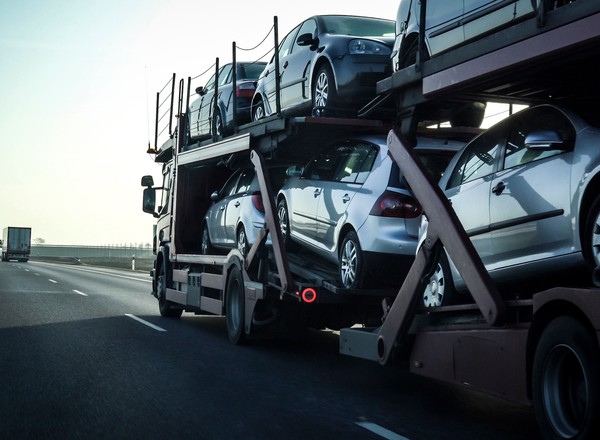 Import używanych samochodów do Polski. Padł rekord. Potężny plus przy USA