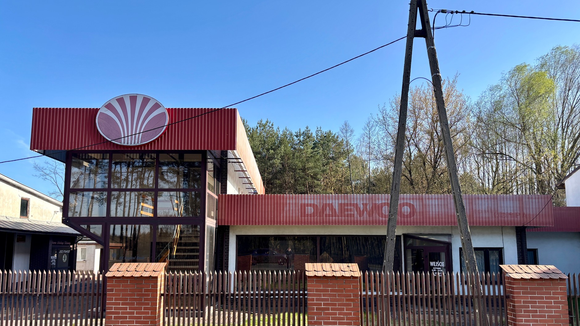 Opuszczony salon Daewoo przetrwał do dziś