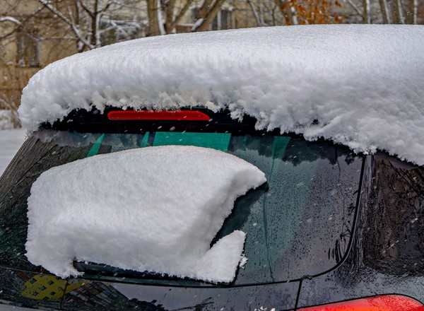Pan Marcin niedokładnie odśnieżył samochód i trafił na patrol. Nie opłaca się ryzykować