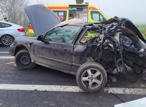 Jechał na samej feldze i uderzył w drzewo. Tragiczny wypadek na DK92