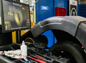Wyważanie na wyważarce z testem drogowym: tak usuniesz wibracje i wykryjesz wady opon