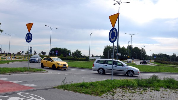 To najważniejsza zasada na rondzie. Kto ma pierwszeństwo? Wyjaśniamy krok po kroku