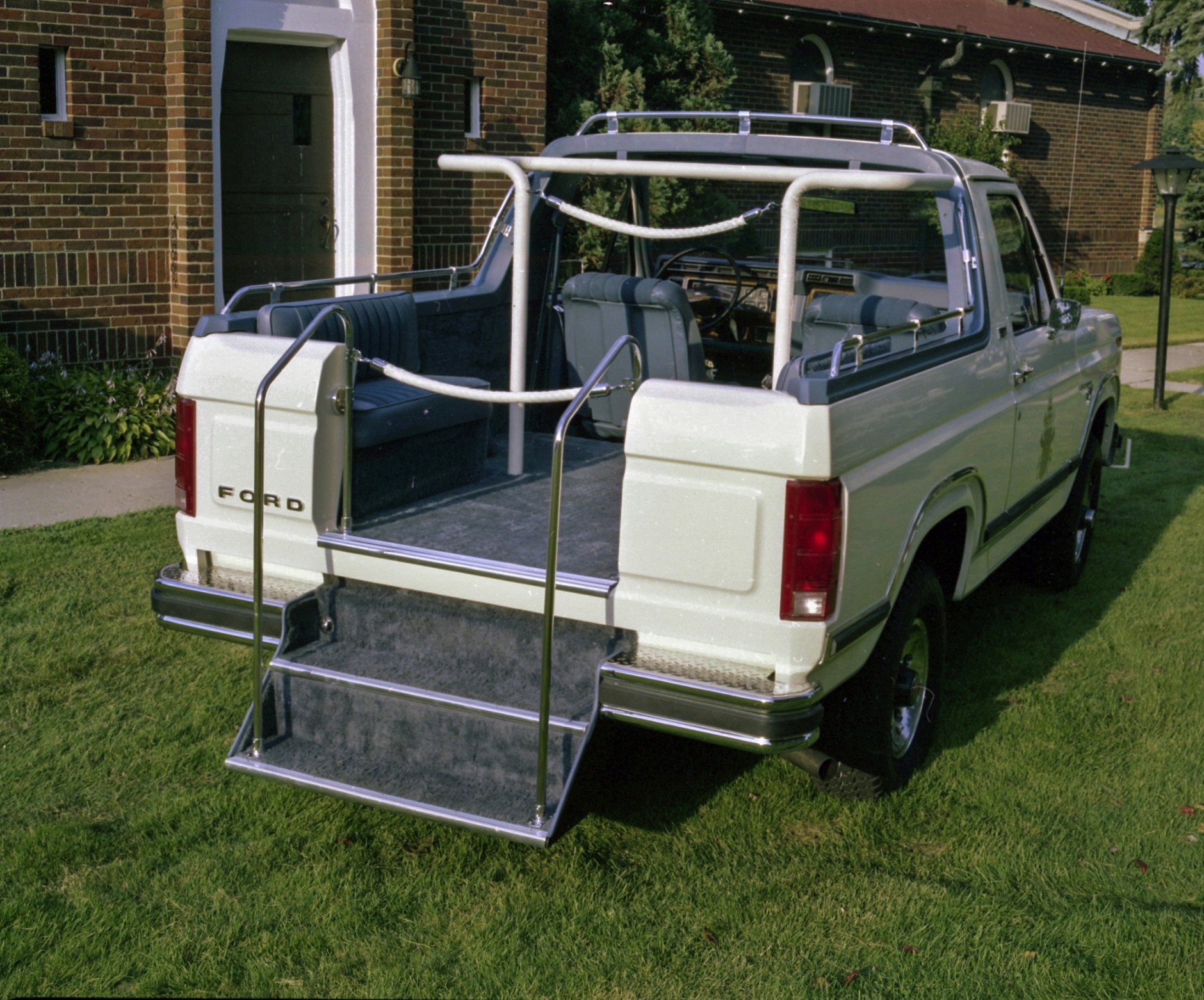 Papieski Ford Bronco