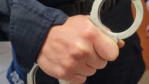 Przechodził przez przejście z telefonem. Wpadł w ręce policji
