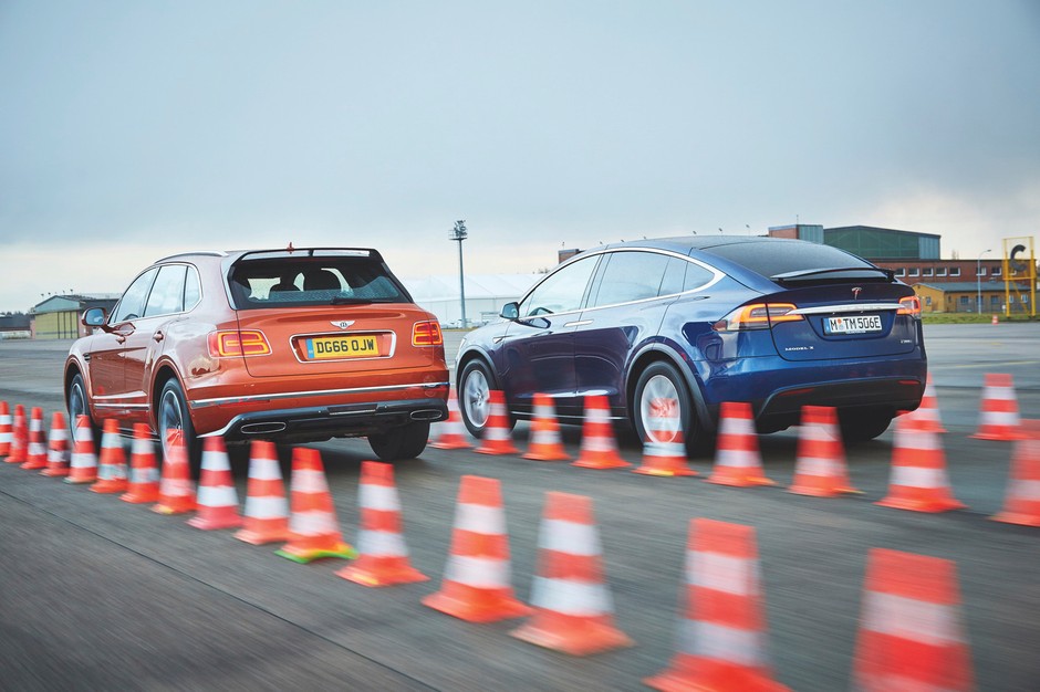 Wolty kontra oktany: Tesla Model X i Bentley Bentayga W12