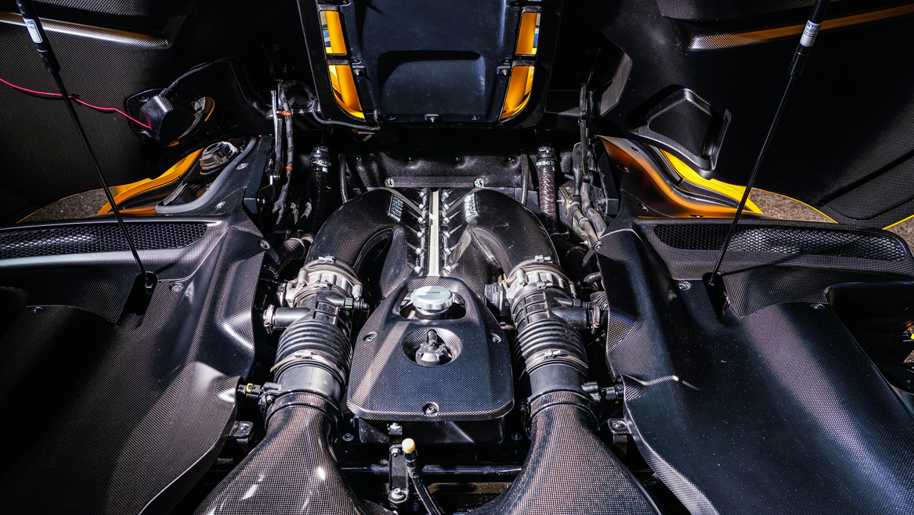 6,5-litrowe V12 umieszczone jest za kabiną. Wygląda jak dzieło sztuki, ma 840 KM mocy, brzmi jak zły, potrzebuje 2,85 s na rozpędzenie Ferrari Daytony SP3 do "setki".