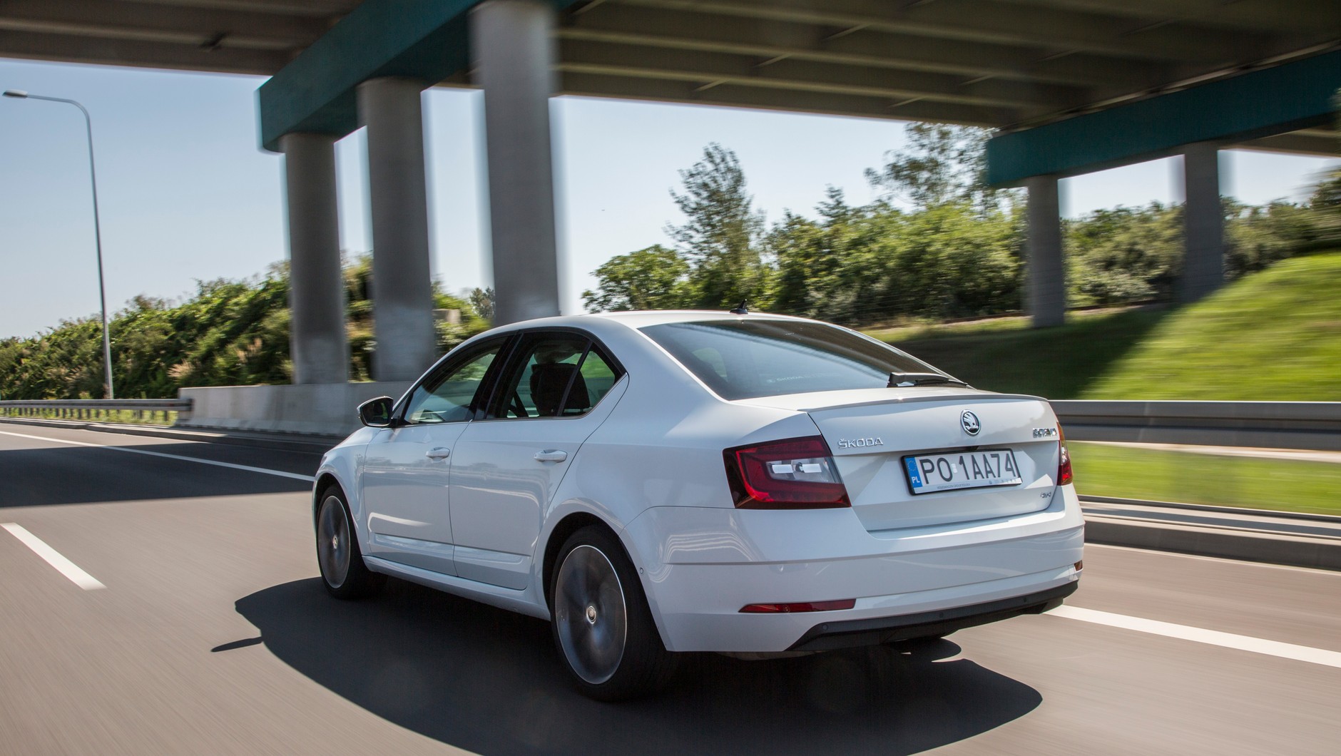 Skoda Octavia Laurin & Klement 2.0 TDI 4x4; Auto prowadzi się bardzo komfortowo, jest przestronne i potrafi być bardzo szybkie