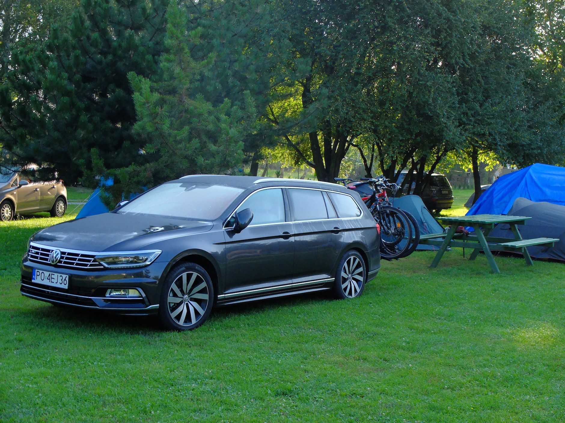 Niestety, w ten weekend majowy kempingi są zamknięte. Można rozbić namiot jedynie „na dziko”