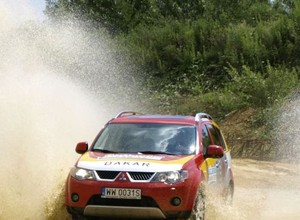 Dakarowy Outlander w kamieniołomie
