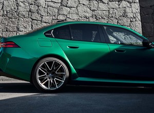 Szef BMW M ma dość żartów z nadwagi M5. 2,5 t ma być nieodczuwalne
