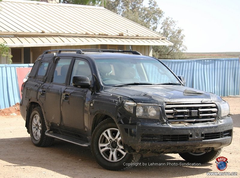 Zdjęcia szpiegowskie: Toyota Land Cruiser 200 zaprezentuje się jesienią