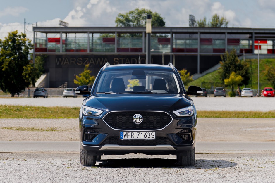 Dacia Duster kontra MG ZS. Porównanie dwóch budżetowych samochodów