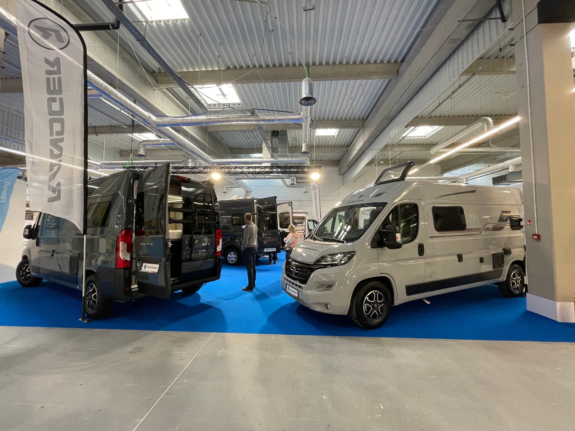 Kampervany z zewnątrz niewiele różnią się od aut, na których bazują.