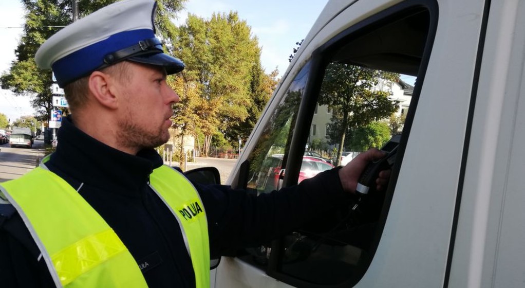 Rutynowa kontrola drogowa prowadzona przez policjanta