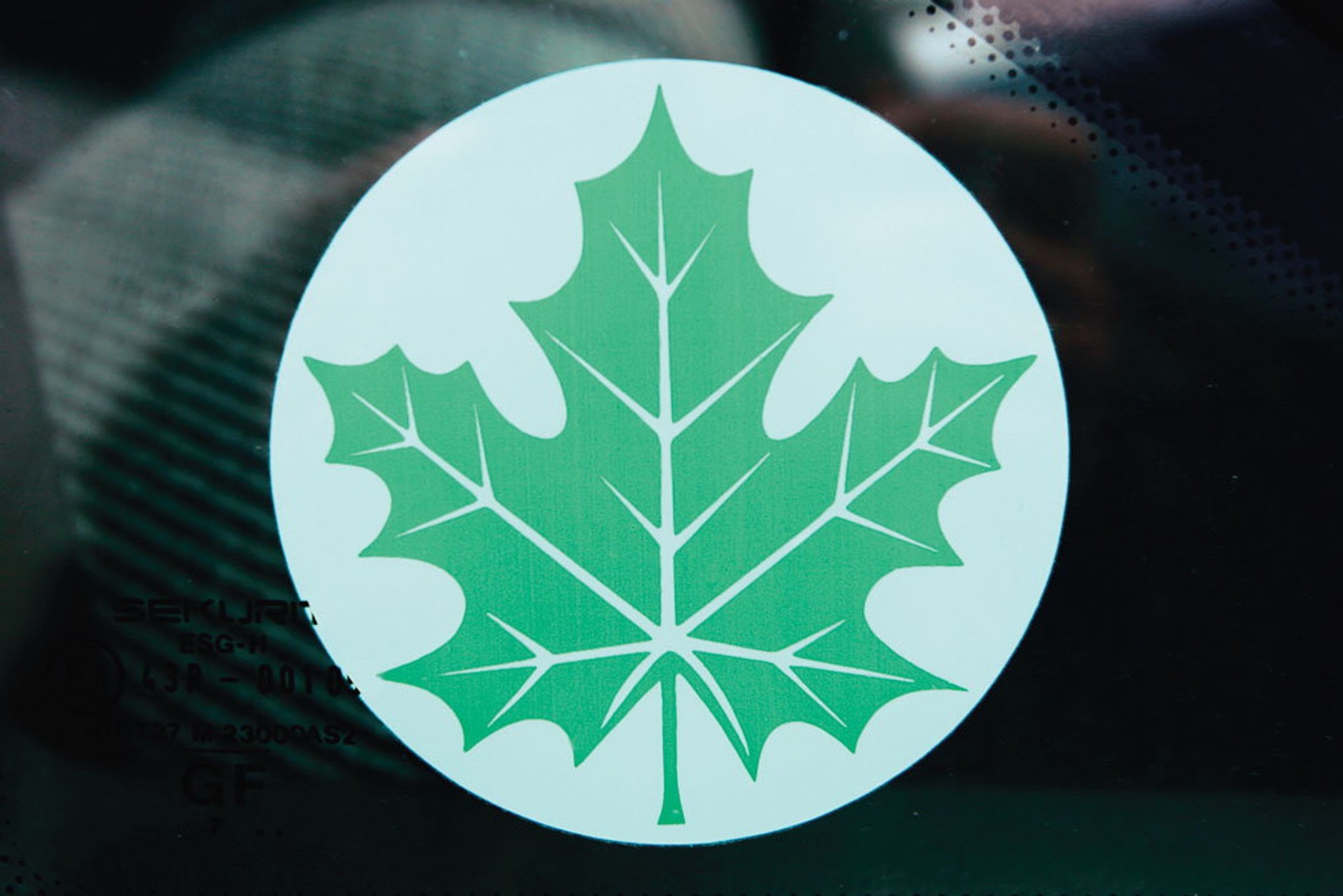 Naklejki na autach – czy wiesz, co oznaczają.