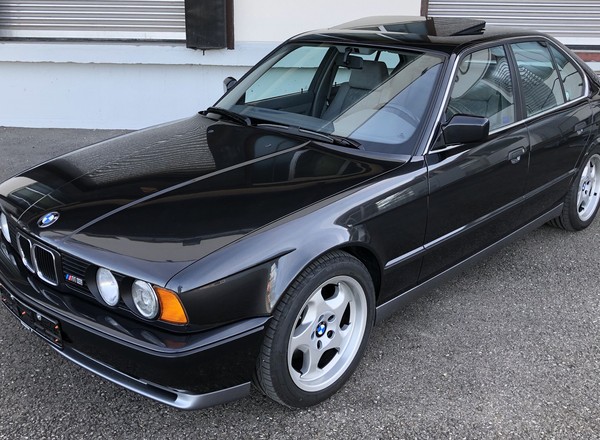 28-letnie BMW M5 E34 jak nowe, prawie bez przebiegu!