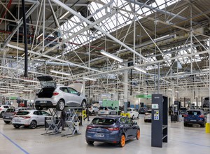 Używane samochody Renault i Stellantis są odnawiane w fabryce. To lepszy biznes, niż produkcja nowych