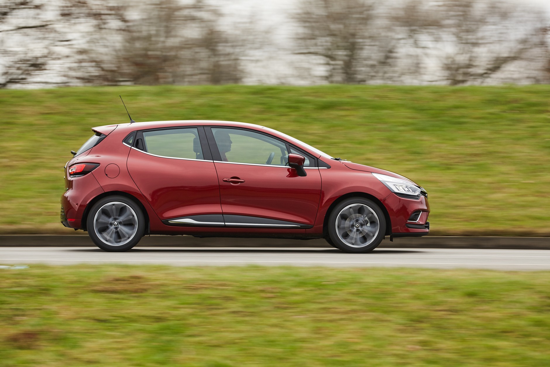 Citroen C3 kontra Peugeot 208 i Renault Clio