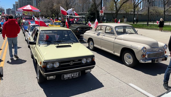 Auta z PRL opanowały Chicago. Wystąpiły w wielkim pochodzie. Mamy zdjęcia 