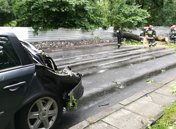 Nawałnica zniszczyła twoje auto? Zobacz jak zdobyć odszkodowanie