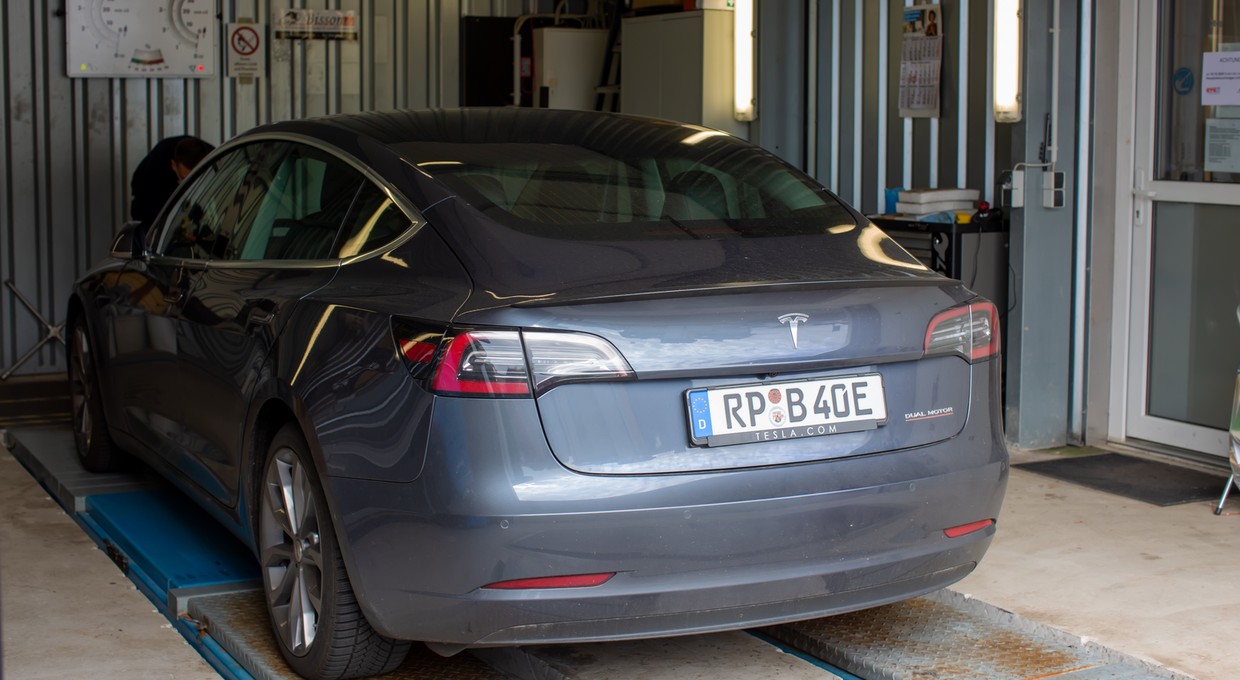 Pięć nawyków kierowców, które mogą prowadzić do kosztownych napraw. Tego lepiej unikać