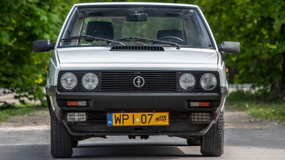 Czy warto rejestrować auto na zabytek? Wokół żółtych blach narosło mnóstwo mitów. 