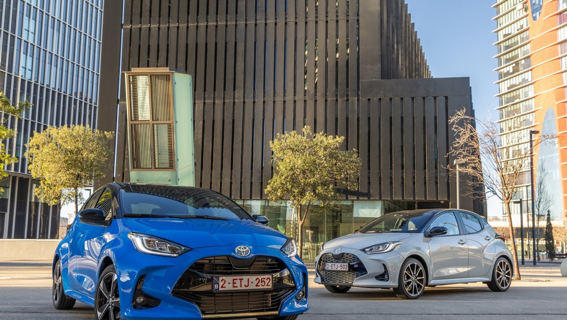 Sezonowy rabat, dzięki któremu warto w tym roku kupić nowe auto tej wielkości akurat od Toyoty, dotyczy wersji Comfort 1.5 Hybrid, która kosztuje 90 400 zł